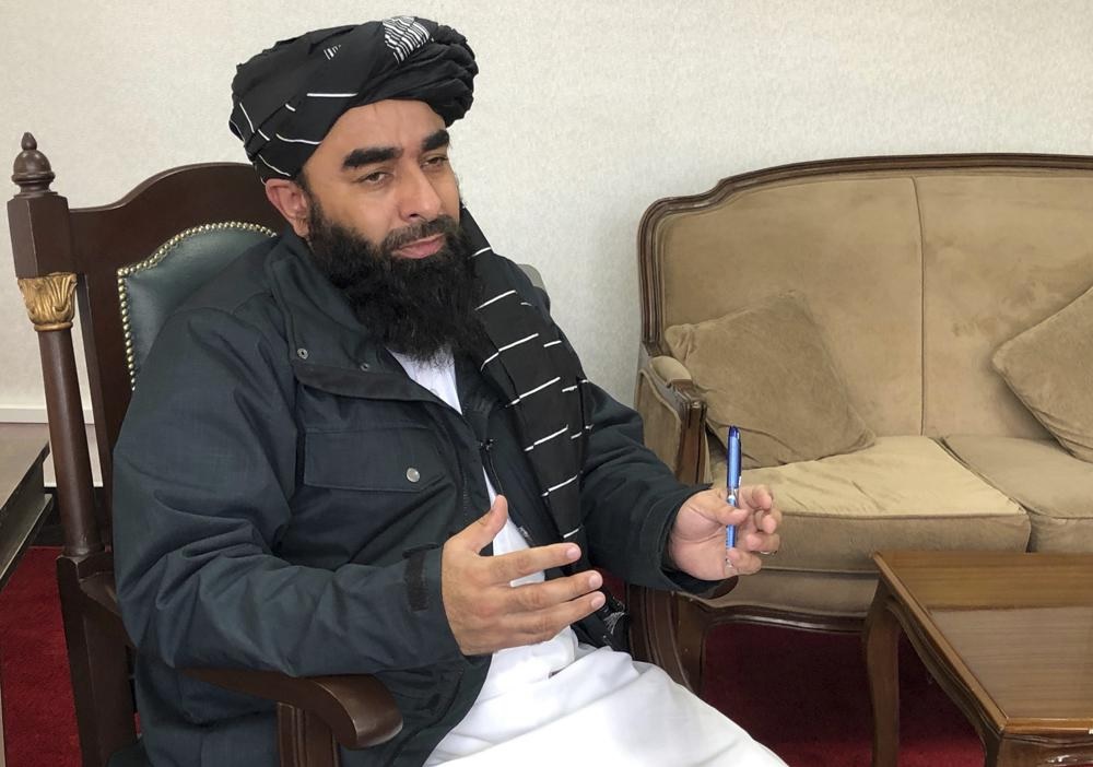 Juru bicara pemerintah Taliban Zabihullah Mujahid berbicara selama wawancara dengan Associated Press di Kabul, Afghanistan, Sabtu, 15 Januari 2022. Foto: AP News.