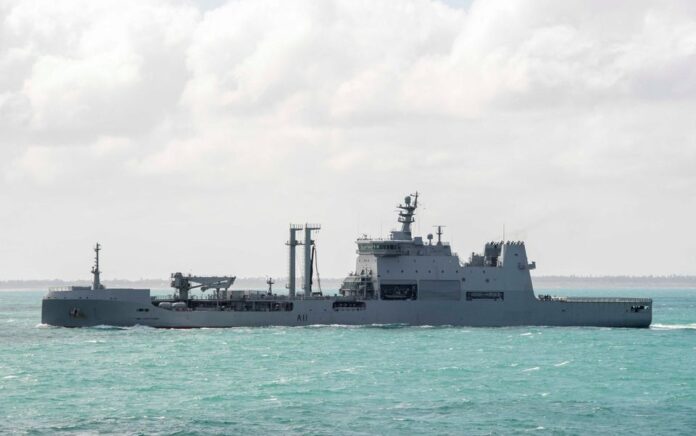 HMNZS Aotearoa Angkatan Laut Selandia Baru berlayar di laut lepas pantai Tonga, 21 Januari 2022. Foto: Reuters.