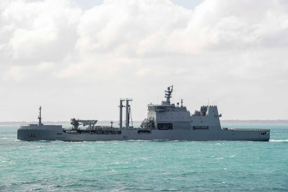 HMNZS Aotearoa Angkatan Laut Selandia Baru berlayar di laut lepas pantai Tonga, 21 Januari 2022. Foto: Reuters.