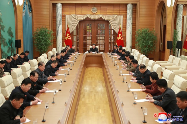 Rapat Biro Politik Komite Sentral Partai Buruh Korea (WPK) Keenam yang dipimpin oleh Kim Jong Un. Foto: KCNA.