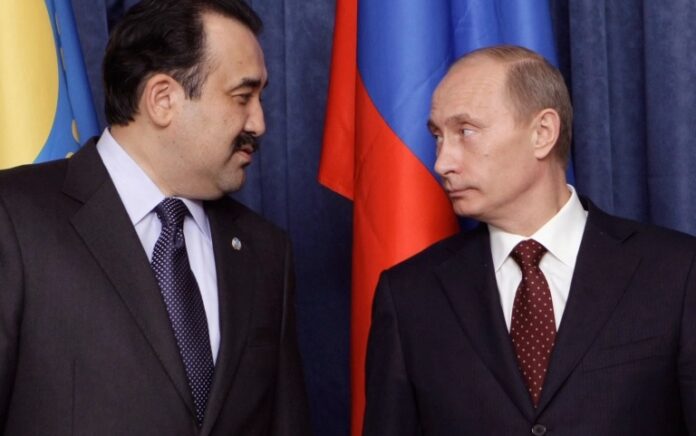 Karim Masimov, kiri, terlihat bersama Presiden Rusia Vladimir Putin pada 2009. Foto: Reuters.