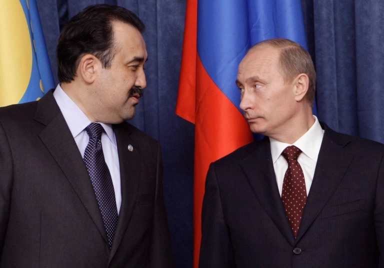 Karim Masimov, kiri, terlihat bersama Presiden Rusia Vladimir Putin pada 2009. Foto: Reuters.