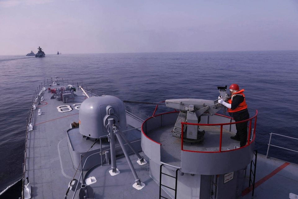 Seorang anggota angkatan laut Iran berpartisipasi dalam latihan angkatan laut bersama angkatan laut Iran, Cina, dan Rusia di Samudra Hindia bagian utara 19 Januari 2022. Foto: Reuters.