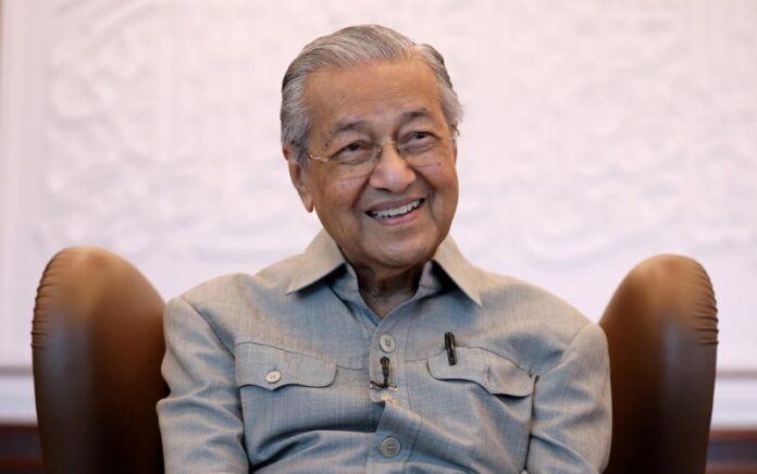 Reaksi mantan Perdana Menteri Malaysia Mahathir Mohamad saat wawancara dengan Reuters di Kuala Lumpur, Malaysia, 13 Maret 2020. Foto: Reuters.