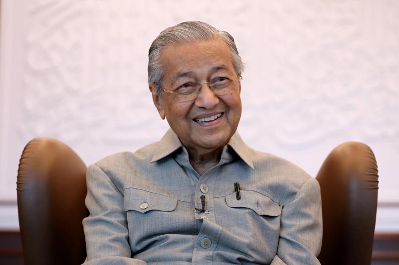 Reaksi mantan Perdana Menteri Malaysia Mahathir Mohamad saat wawancara dengan Reuters di Kuala Lumpur, Malaysia, 13 Maret 2020. Foto: Reuters.