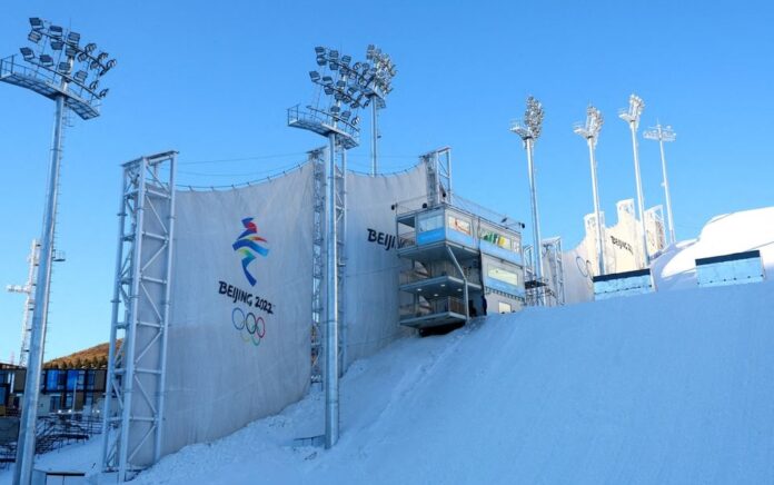 Genting Snow Park, tempat kompetisi untuk Snowboarding dan Ski Gaya Bebas selama Olimpiade Musim Dingin Beijing 2022, terlihat di Beijing, Cina 15 Januari 2022. Foto: Reuters.