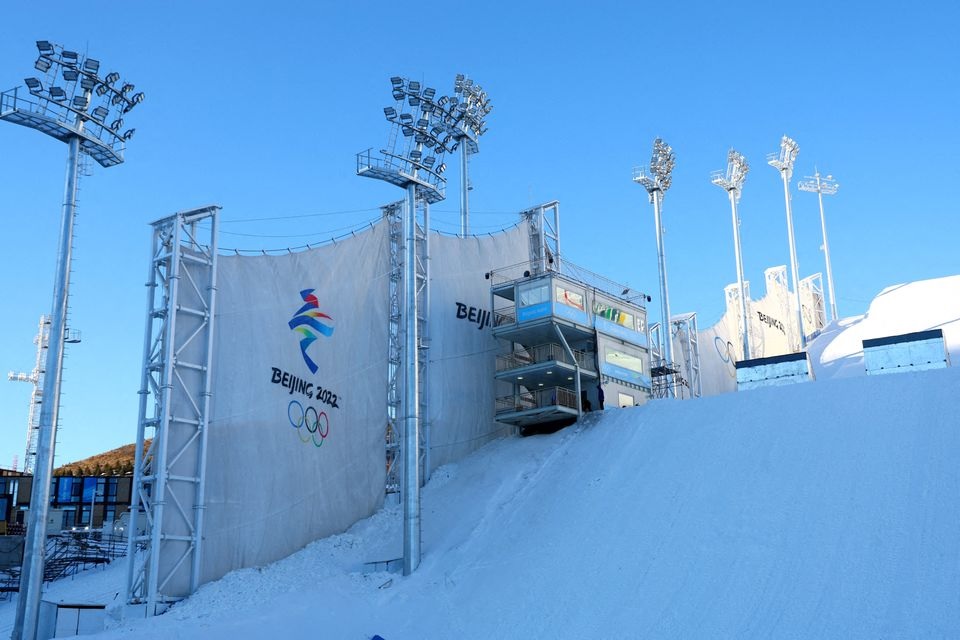 Genting Snow Park, tempat kompetisi untuk Snowboarding dan Ski Gaya Bebas selama Olimpiade Musim Dingin Beijing 2022, terlihat di Beijing, Cina 15 Januari 2022. Foto: Reuters.
