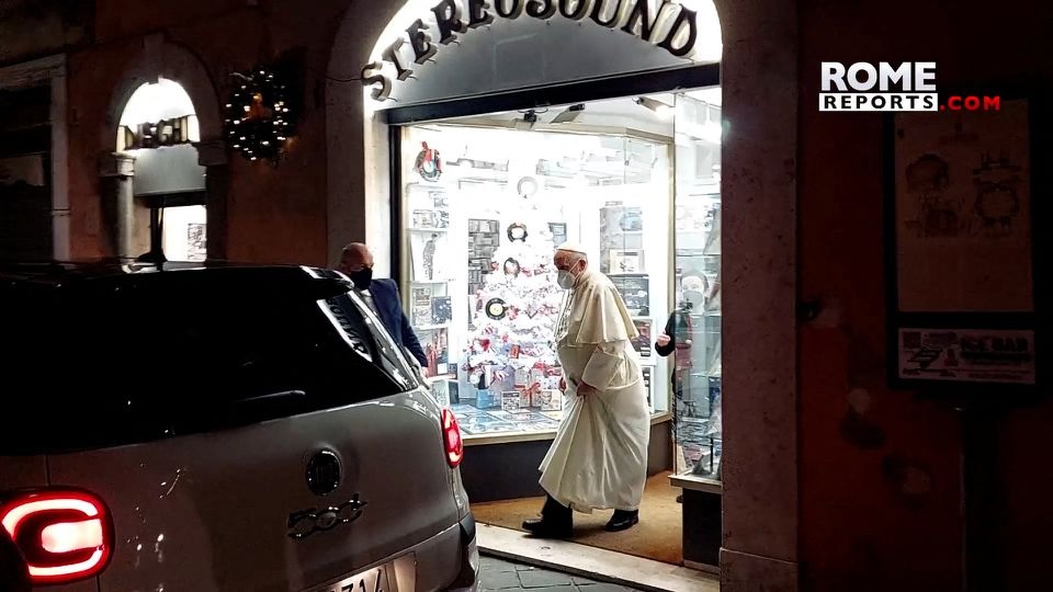 Tangkapan layar video saat Paus Fransiskus kepergok di toko kaset. Foto: Rome Reports.