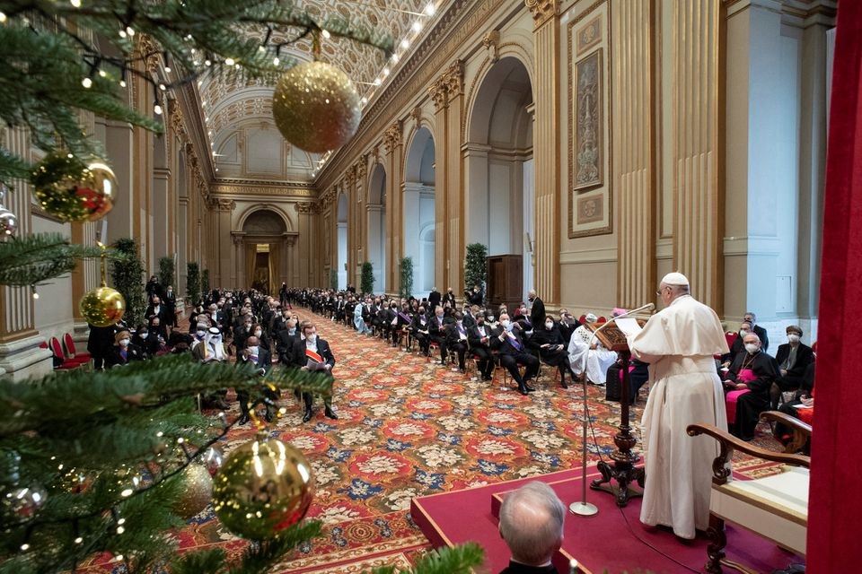 Paus Fransiskus berpidato di hadapan para diplomat dari lebih dari 180 negara, di Vatikan, 10 Januari 2022. Foto: Reuters.