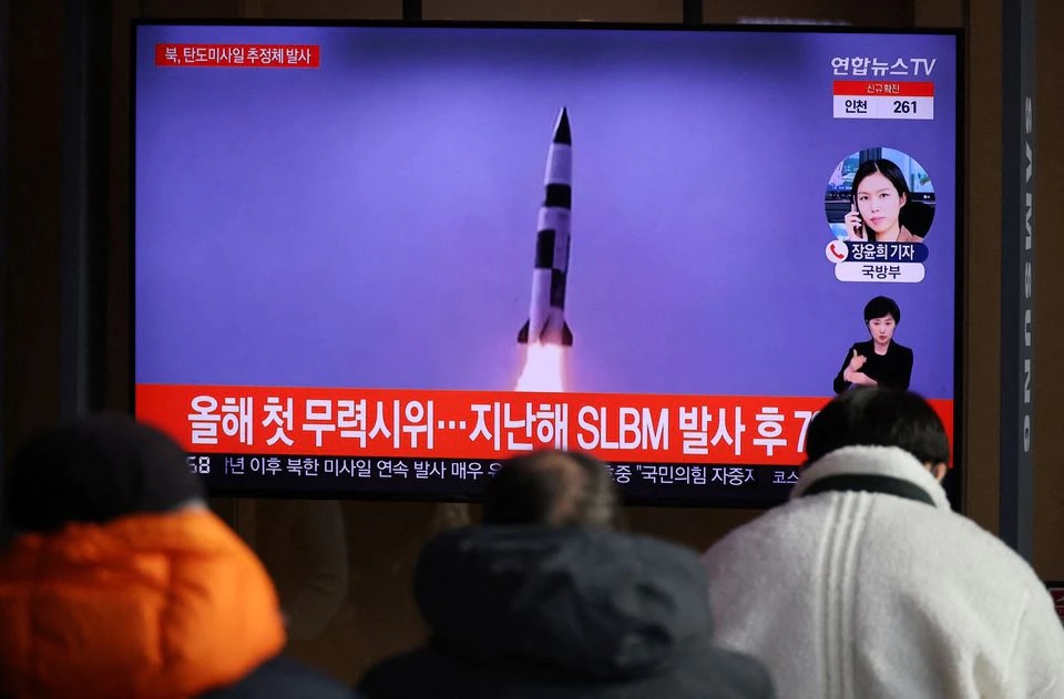 Orang-orang menonton rekaman file siaran TV dari laporan berita tentang Korea Utara yang menembakkan rudal balistik di lepas pantai timurnya, di Seoul, Korea Selatan, 5 Januari 2022. Foto: Reuters.