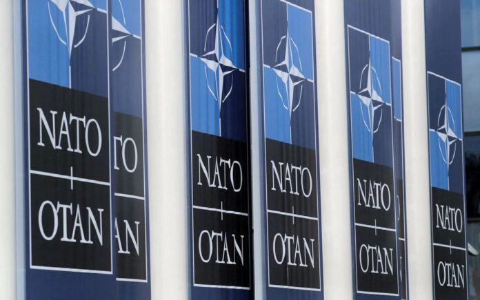 Logo NATO terlihat menjelang pertemuan Menteri Pertahanan NATO, di Brussels, Belgia, 21 Oktober 2021. Foto: Reuters.