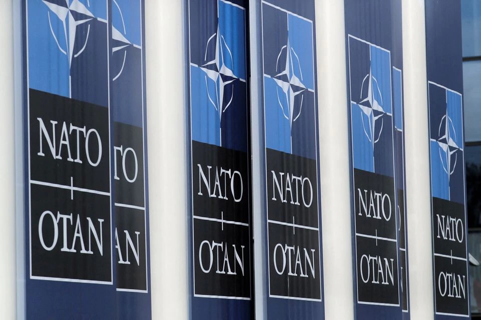 Logo NATO terlihat menjelang pertemuan Menteri Pertahanan NATO, di Brussels, Belgia, 21 Oktober 2021. Foto: Reuters.