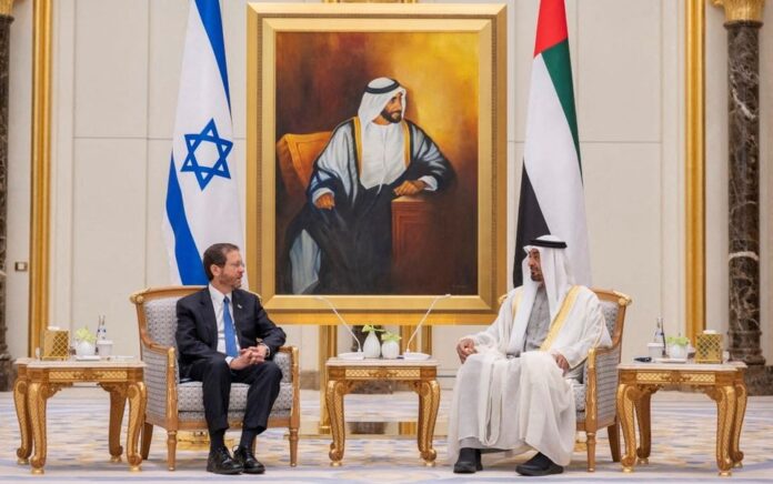 Presiden Israel Isaac Herzog bertemu dengan Putra Mahkota Abu Dhabi Sheikh Mohammed bin Zayed al-Nahyan di Abu Dhabi, Uni Emirat Arab 30 Januari 2022. Foto: Reuters.