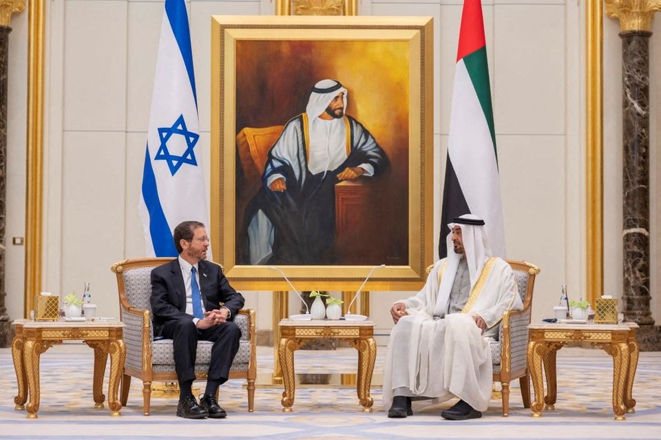 Presiden Israel Isaac Herzog bertemu dengan Putra Mahkota Abu Dhabi Sheikh Mohammed bin Zayed al-Nahyan di Abu Dhabi, Uni Emirat Arab 30 Januari 2022. Foto: Reuters.