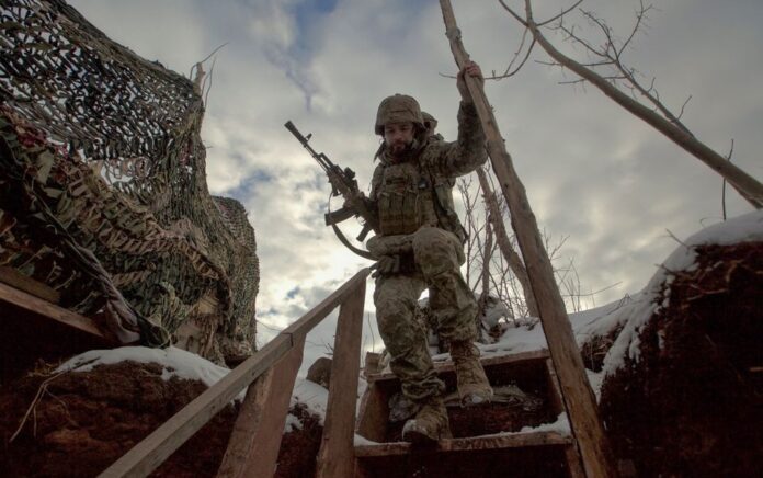 Seorang anggota angkatan bersenjata Ukraina berjalan di posisi tempur di dekat garis pemisahan dari pemberontak yang didukung Rusia di dekat Horlivka di wilayah Donetsk, Ukraina, 22 Januari 2022. Foto: Reuters.