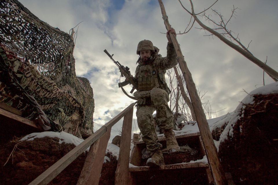 Seorang anggota angkatan bersenjata Ukraina berjalan di posisi tempur di dekat garis pemisahan dari pemberontak yang didukung Rusia di dekat Horlivka di wilayah Donetsk, Ukraina, 22 Januari 2022. Foto: Reuters.