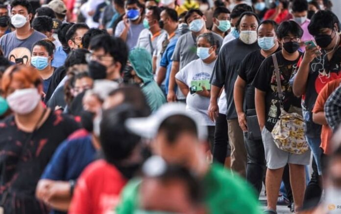 Warga Thailand menggunakan masker. Foto: Reuters.