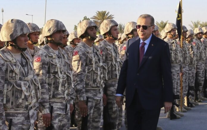 Presiden Erdogan menyambut pasukannya. Foto: AP.