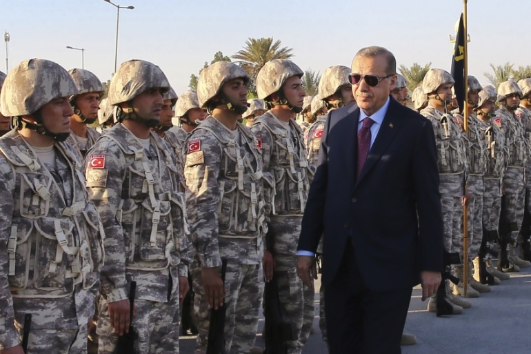 Presiden Erdogan menyambut pasukannya. Foto: AP.