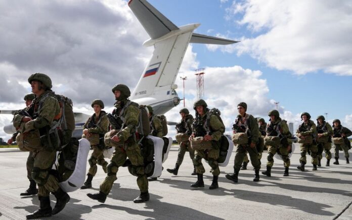 Pasukan terjun payung Rusia berjalan sebelum menaiki pesawat angkut Ilyushin Il-76 saat mereka mengambil bagian dalam latihan militer "Zapad-2021" yang ditunjukkan oleh angkatan bersenjata Rusia dan Belarusia. Foto: Reuters.