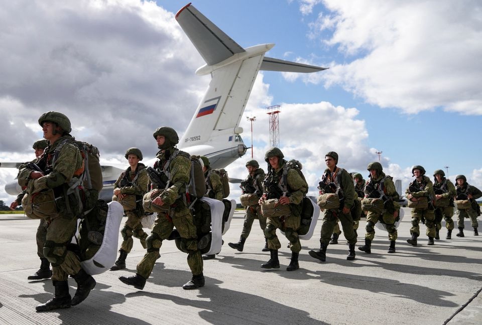 Pasukan terjun payung Rusia berjalan sebelum menaiki pesawat angkut Ilyushin Il-76 saat mereka mengambil bagian dalam latihan militer "Zapad-2021" yang ditunjukkan oleh angkatan bersenjata Rusia dan Belarusia. Foto: Reuters.