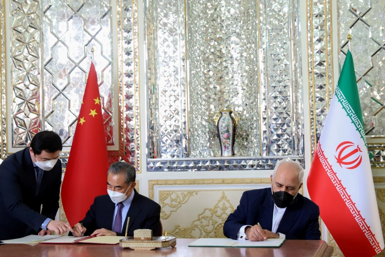 Menteri Luar Negeri Iran Mohammad Javad Zarif (saat itu) dan mitranya dari China Wang Yi menandatangani perjanjian kerjasama 25 tahun. Foto: Reuters.