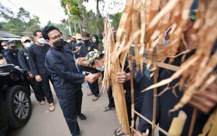 Kunjungi Desa Sirnaresmi, Mendes Mengaku Takjub dengan Tradisi Adat dan Kelestarian Budayanya