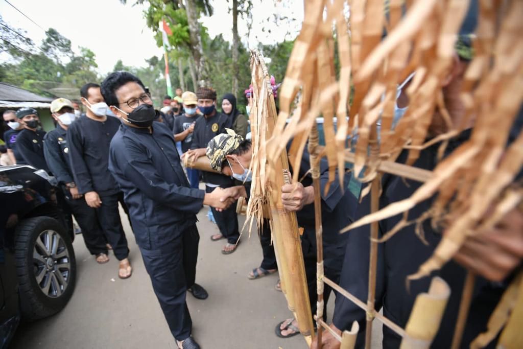 Kunjungi Desa Sirnaresmi, Mendes Mengaku Takjub dengan Tradisi Adat dan Kelestarian Budayanya