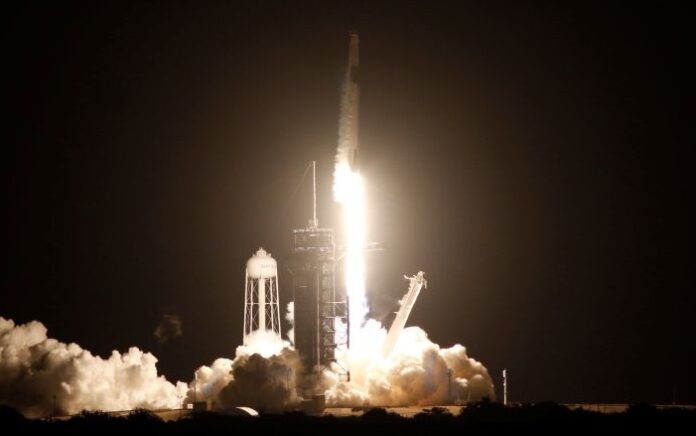 Kehabisan Bahan Bakar, SpaceX akan Membajak Falcon 9 Melakukan Pendaratan Darurat ke Bulan