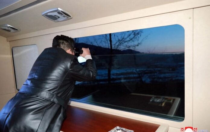 Kim Jong Un melihat peluncuran rudal balistik hipersonik dari kereta. Foto: KCNA.