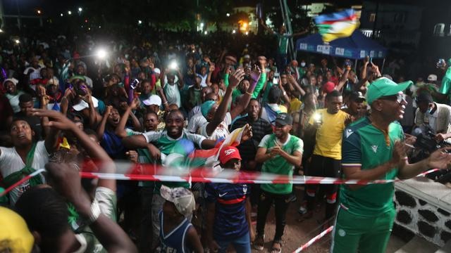 Suporter timnas Kamerun menyambut gembira keberhasilan timnya melaju ke babak perempat final Piala Afrika 2022. Foto: AFP.