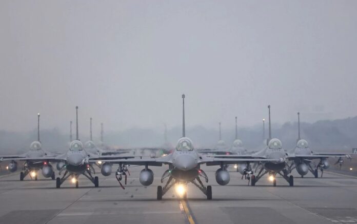 12 buah jet tempur F-16V melakukan 'jalan gajah' saat latihan Tahun Baru tahunan di Chiayi, Taiwan, 5 Januari 2022. Foto: Reuters.