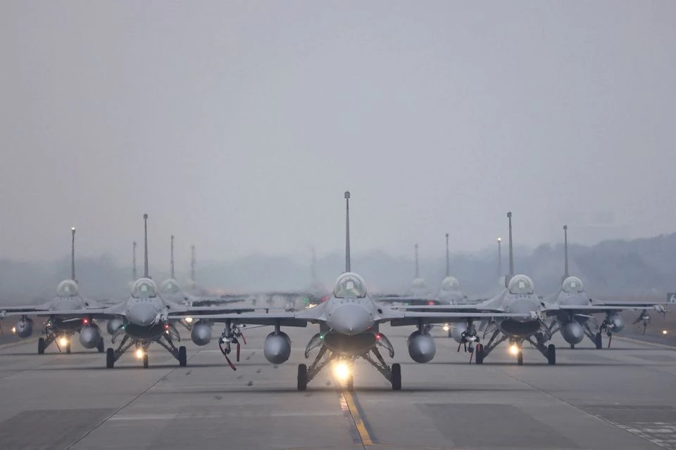 12 buah jet tempur F-16V melakukan 'jalan gajah' saat latihan Tahun Baru tahunan di Chiayi, Taiwan, 5 Januari 2022. Foto: Reuters.