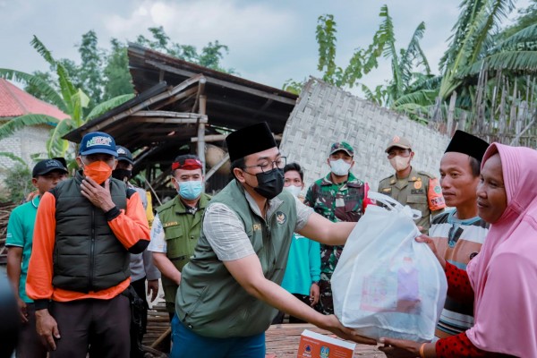 Turun Langsung, Bupati Pamekasan Bantu Korban Angin Puting Beliung