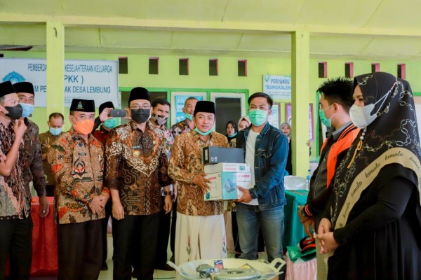 Bupati Pamekasan Berikan Bantuan berbagai Macam Alat Usaha