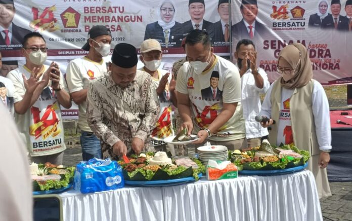 Potong Tumpeng Bareng Bupati di HUT ke-14, Gerindra Gresik Optimis Menang Pilkada 2024