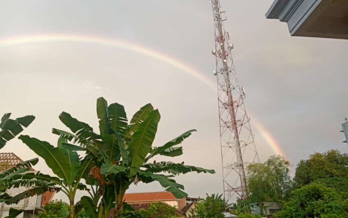 Fenomena Langka, Pelangi Muncul di Langit Gresik