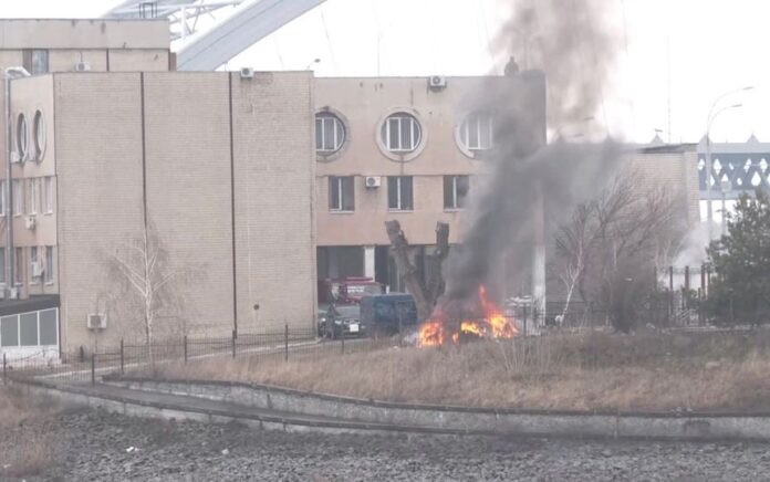 Asap mengepul saat api membakar di tempat unit Kementerian Pertahanan Ukraina, di Kyiv, Ukraina 24 Februari 2022 dalam tangkapan layar ini diambil dari video langsung. Foto: Reuters.