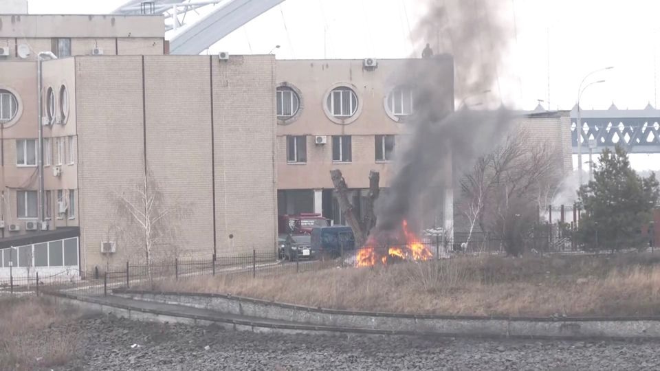Asap mengepul saat api membakar di tempat unit Kementerian Pertahanan Ukraina, di Kyiv, Ukraina 24 Februari 2022 dalam tangkapan layar ini diambil dari video langsung. Foto: Reuters.
