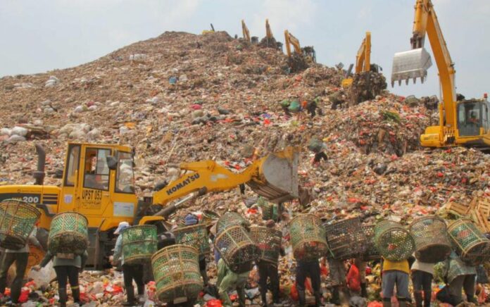 Sejumlah pemulung memilah sampah di Tempat Pembuangan Sampah Terpadu (TPST) Bantar Gebang di Bekasi, Jawa Barat, Senin (22 /10). (Foto: Suara.com/Fakhri Hermansyah)