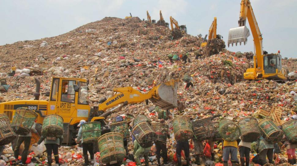 Sejumlah pemulung memilah sampah di Tempat Pembuangan Sampah Terpadu (TPST) Bantar Gebang di Bekasi, Jawa Barat, Senin (22 /10). (Foto: Suara.com/Fakhri Hermansyah)