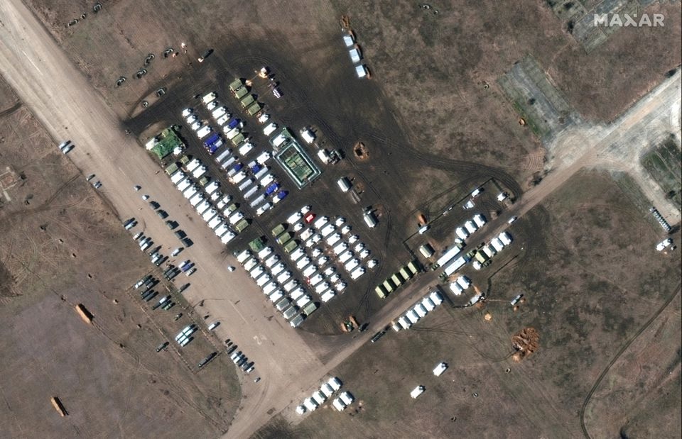 Gambar satelit menunjukkan pasukan dan peralatan dari dekat di pangkalan udara Oktyabrskoye, Krimea 10 Februari 2022. Foto: MAXAR.