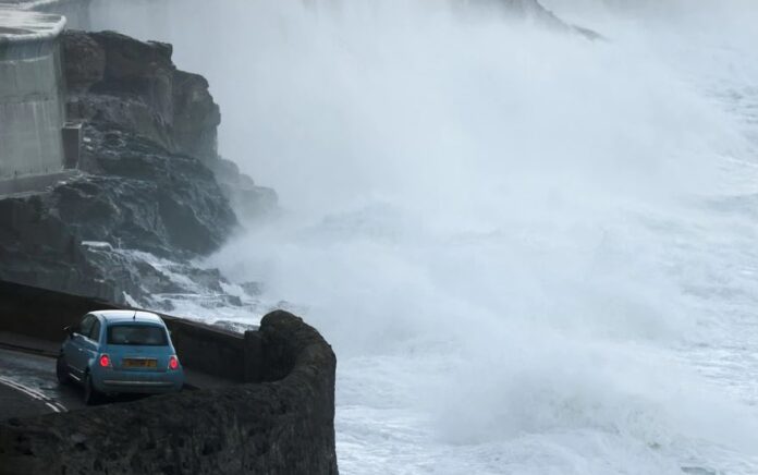 Gelombang besar dan angin kencang saat Badai Eunice, di Porthleven, Cornwall, Inggris, 18 Februari 2022. Foto: Reuters.