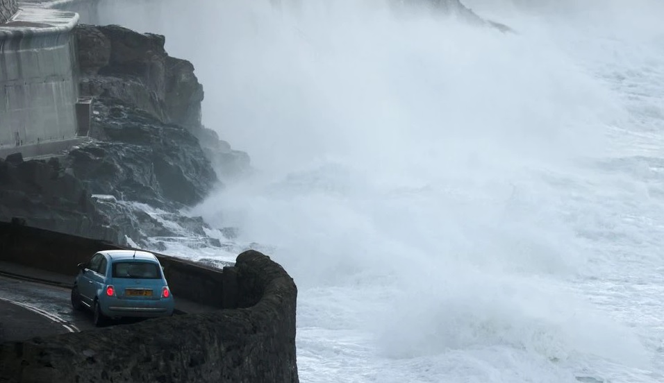 Gelombang besar dan angin kencang saat Badai Eunice, di Porthleven, Cornwall, Inggris, 18 Februari 2022. Foto: Reuters.