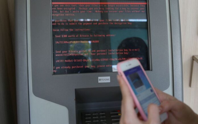 Sebuah pesan meminta uang terlihat pada monitor di cabang bank milik negara Ukraina Oschadbank setelah lembaga Ukraina dilanda gelombang serangan dunia maya di Kiev, Ukraina, 27 Juni 2017. Foto: Reuters.