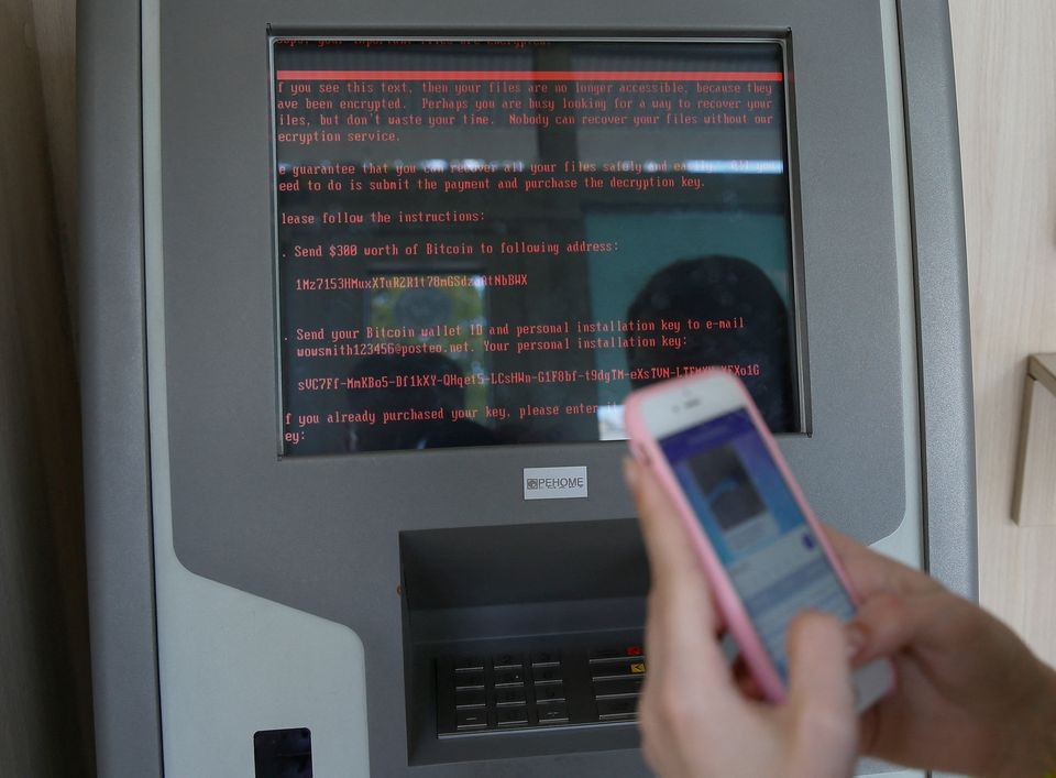 Sebuah pesan meminta uang terlihat pada monitor di cabang bank milik negara Ukraina Oschadbank setelah lembaga Ukraina dilanda gelombang serangan dunia maya di Kiev, Ukraina, 27 Juni 2017. Foto: Reuters.