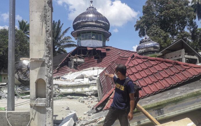 Gempa M 6,2 di Pasaman Barat, Sumbar merusak bangunan di wilayah tersebut pada Jumat (25/2). (Foto: CNN Indonesia)