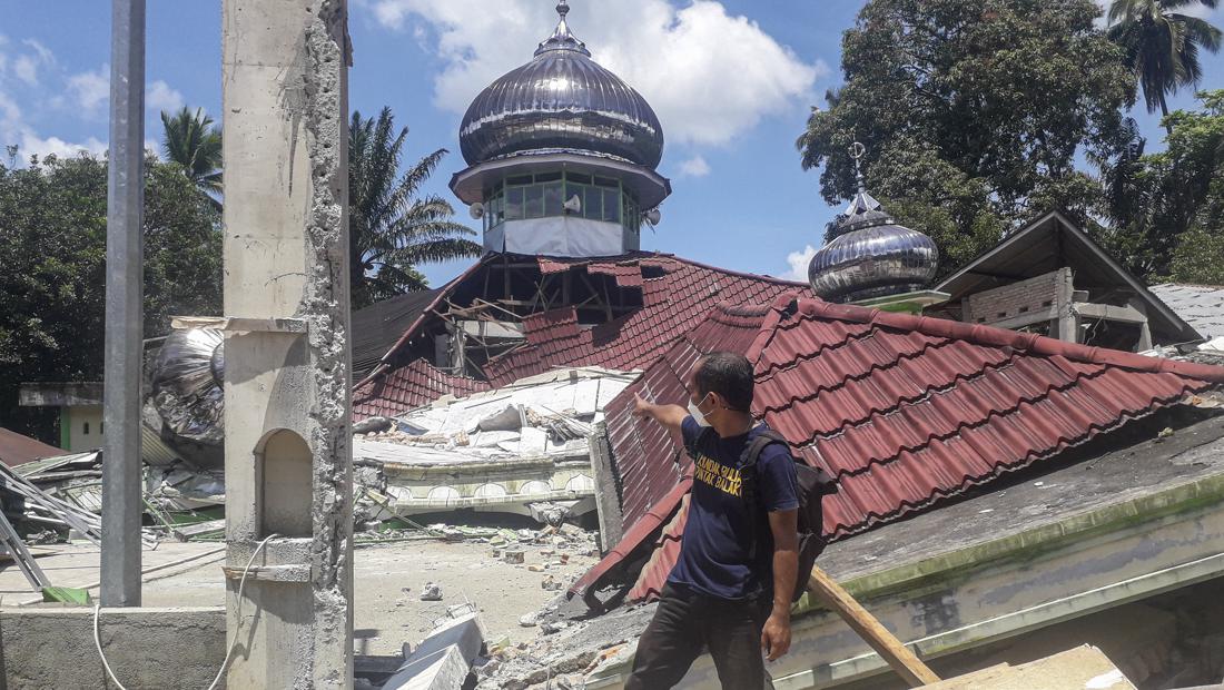Gempa M 6,2 di Pasaman Barat, Sumbar merusak bangunan di wilayah tersebut pada Jumat (25/2). (Foto: CNN Indonesia)