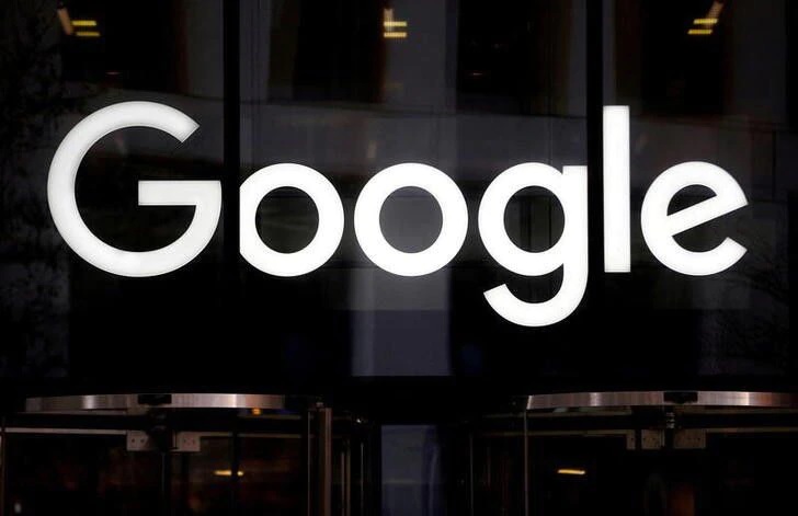Logo Google terlihat di pintu masuk kantor Google di London, Inggris, 18 Januari 2019. Foto: Reuters.