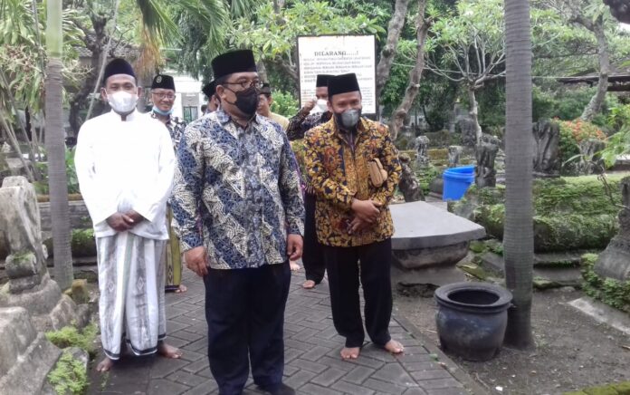 Awali Tugas di Kota Santri, Kepala Kemenag Gresik Ziarah Makam Waliyullah